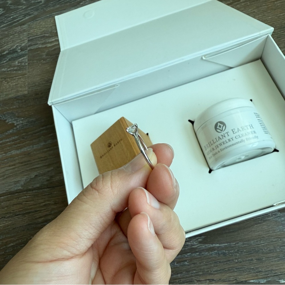 Stunning Silver Ring With Sparkling Gemstone - image 5